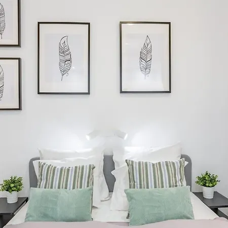 Modern Cozy At The Center דירה *